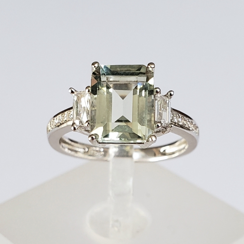 Elegant Silver Gemstone Ring